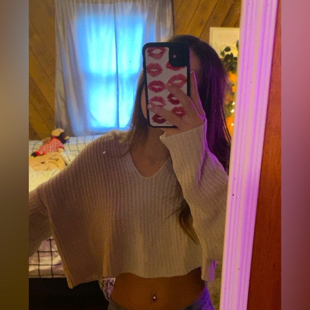 White cropped Aeropostale sweater (hooded)